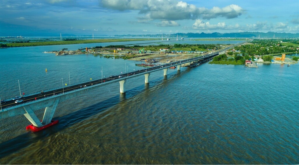 Beautiful sceneryTan Vu-Lach Huyen Bridge