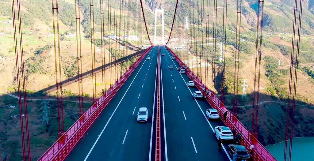 Car driving on Jin'an Bridge