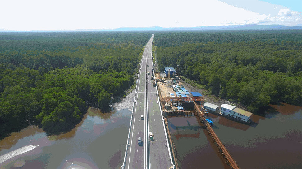 China builds the swamp forest section of the Temburong Bridge