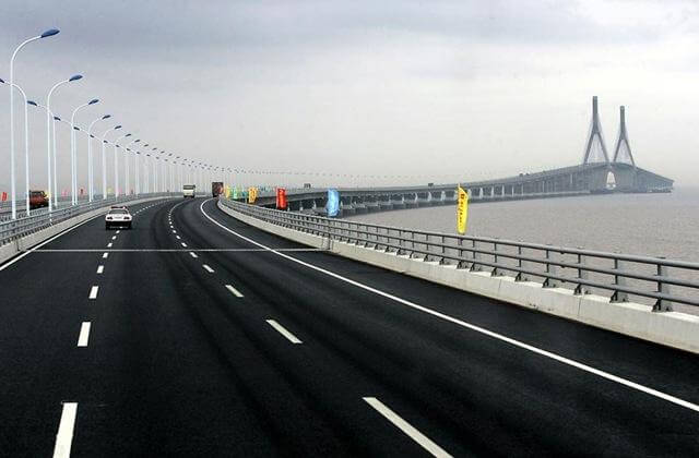 Drive on the Donghai Bridge