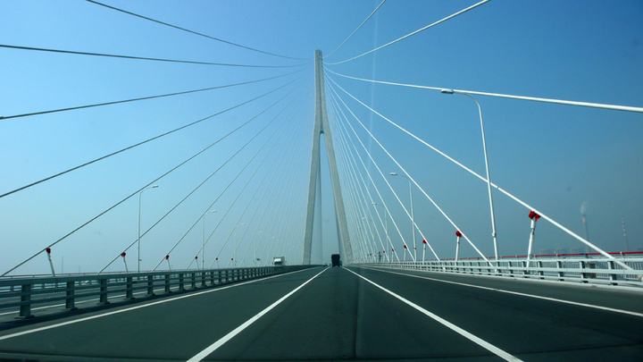 Driving on Sutong Yangtze River Bridge
