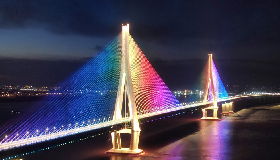 LED lighting effects of Hutong Yangtze River Bridge