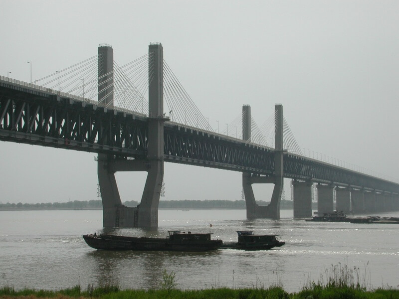 The boat passes by Wuhu Yangtze River Bridge