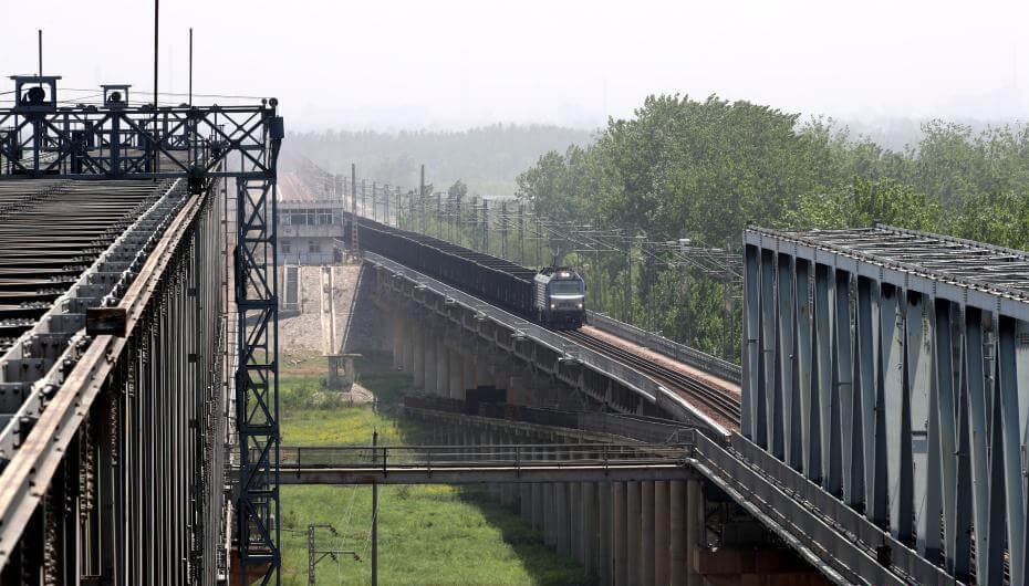 Train running on Changdong Yellow River Bridge